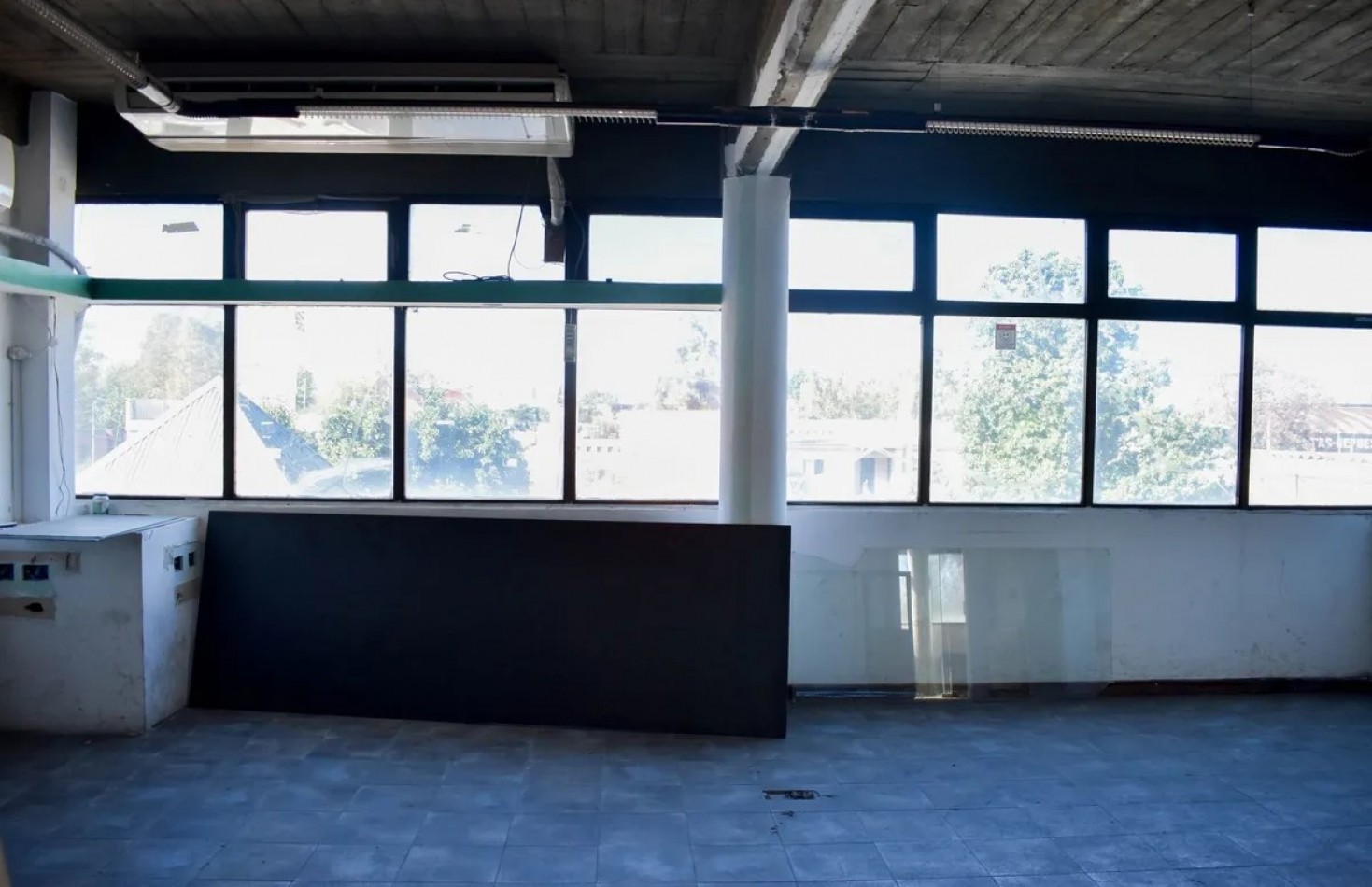EDIFICIO CORPORATIVO FRENTE A FABRICA FORD