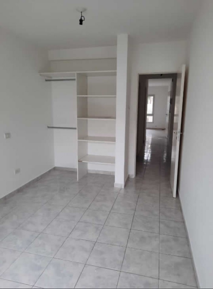 Guemes - Departamento en Planta Baja con Patio y Cochera (Con Renta Vigente)