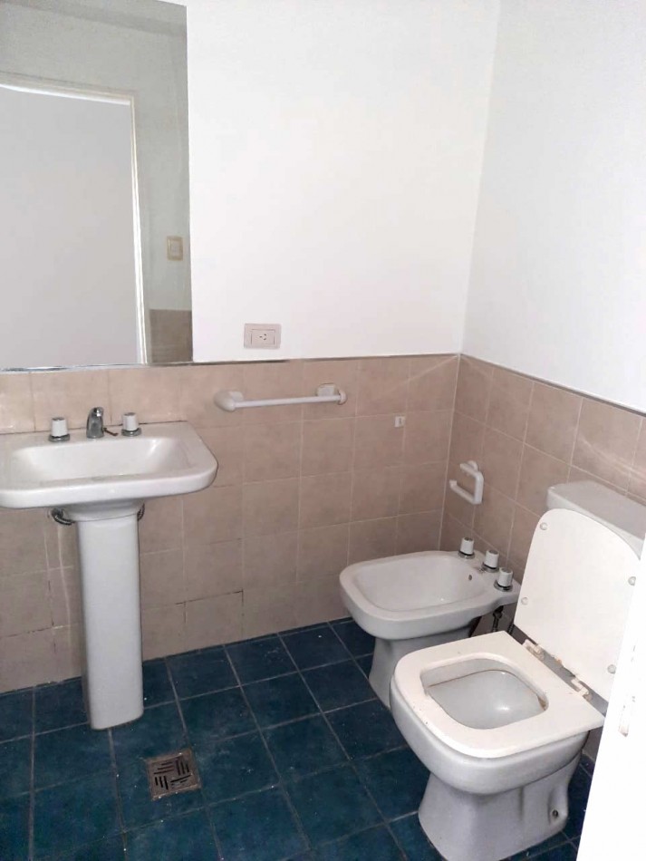 Guemes - Departamento en Planta Baja con Patio y Cochera (Con Renta Vigente)