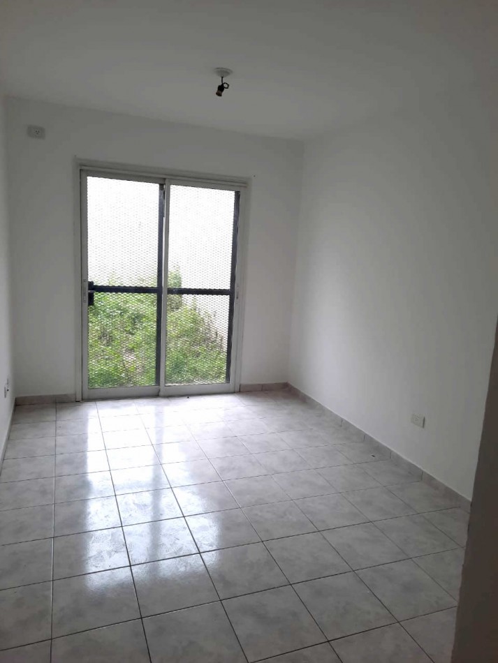 Guemes - Departamento en Planta Baja con Patio y Cochera (Con Renta Vigente)