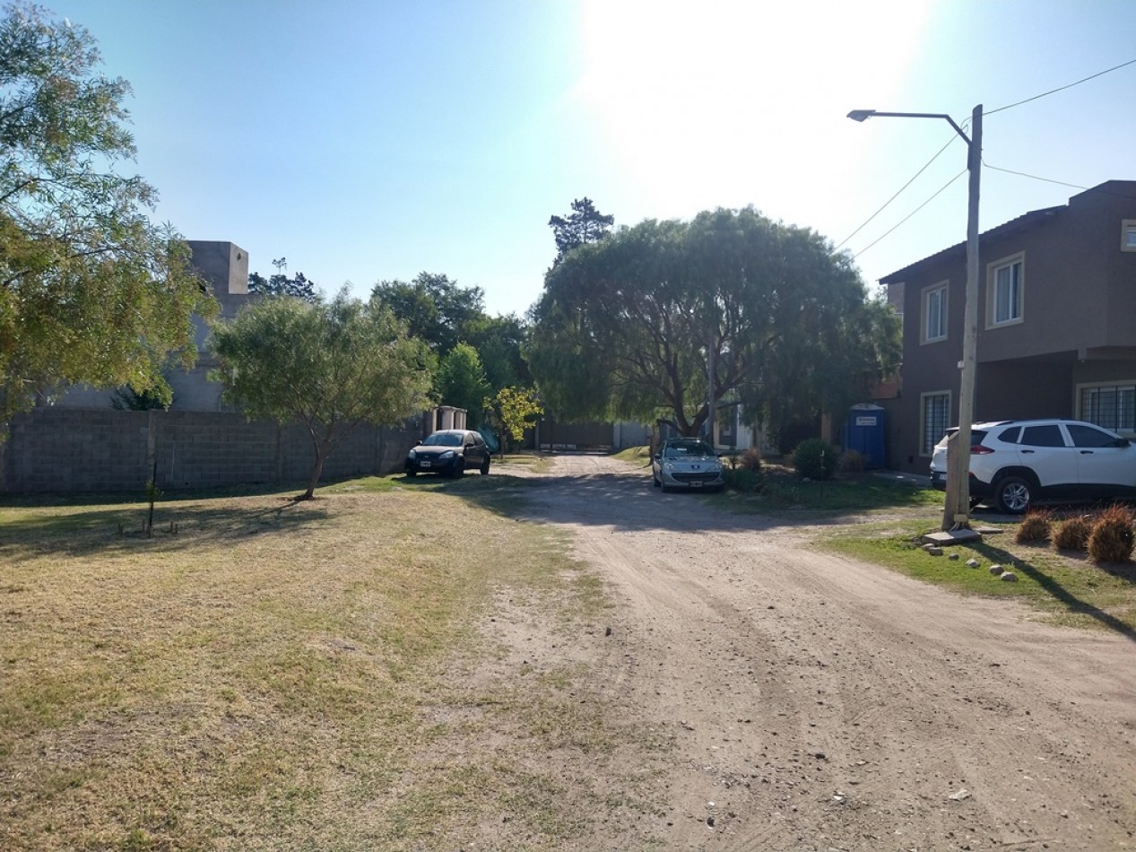 QUISQUISACATE - DOS LOTES DE 694 m² Y 603 m² EN HOUSING CERRADO