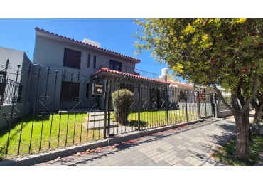 B° CENTENARIO- CASA 4 DORM A MTS CORDILLERA