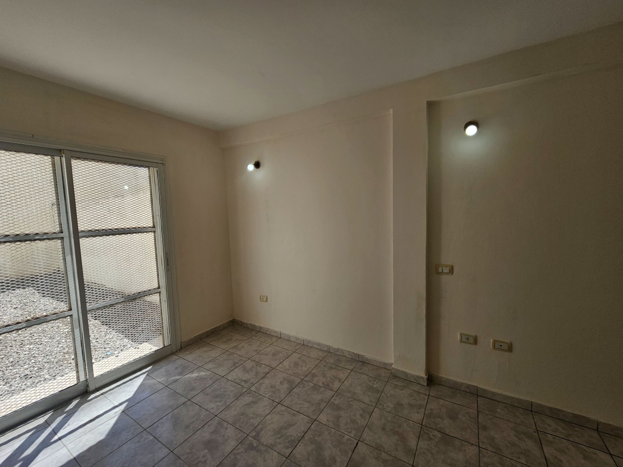 Guemes - Departamento en Planta Baja con Patio y Cochera (Con Renta Vigente)