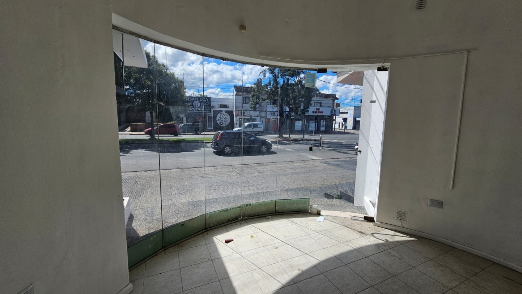Alquilo Local en Av. Fuerza Aerea (Ruta 20)