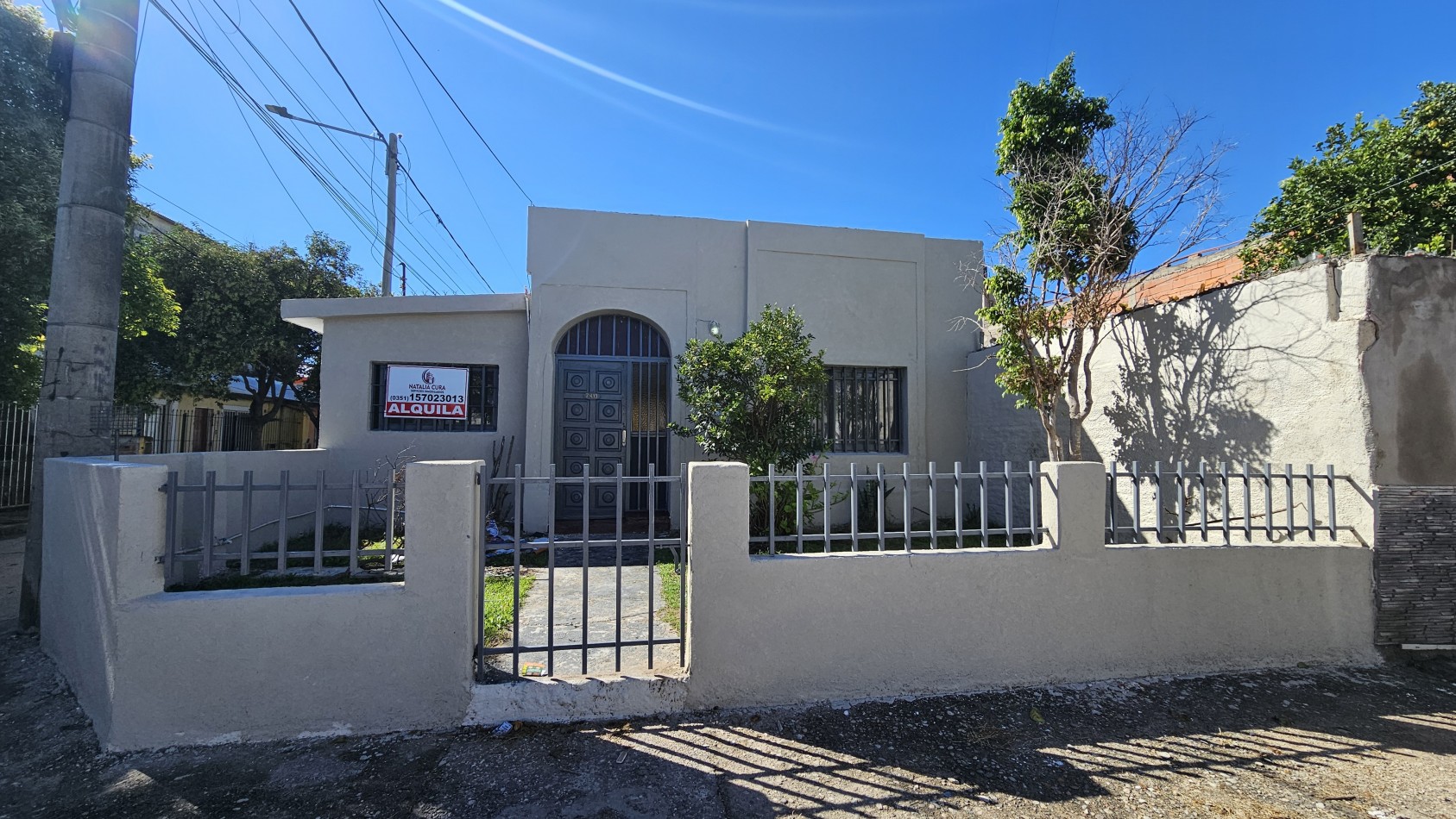 ¡OPORTUNIDAD VERSATIL EN BARRIO REVOL! Casa / Apto Uso Comercial/ Residencial