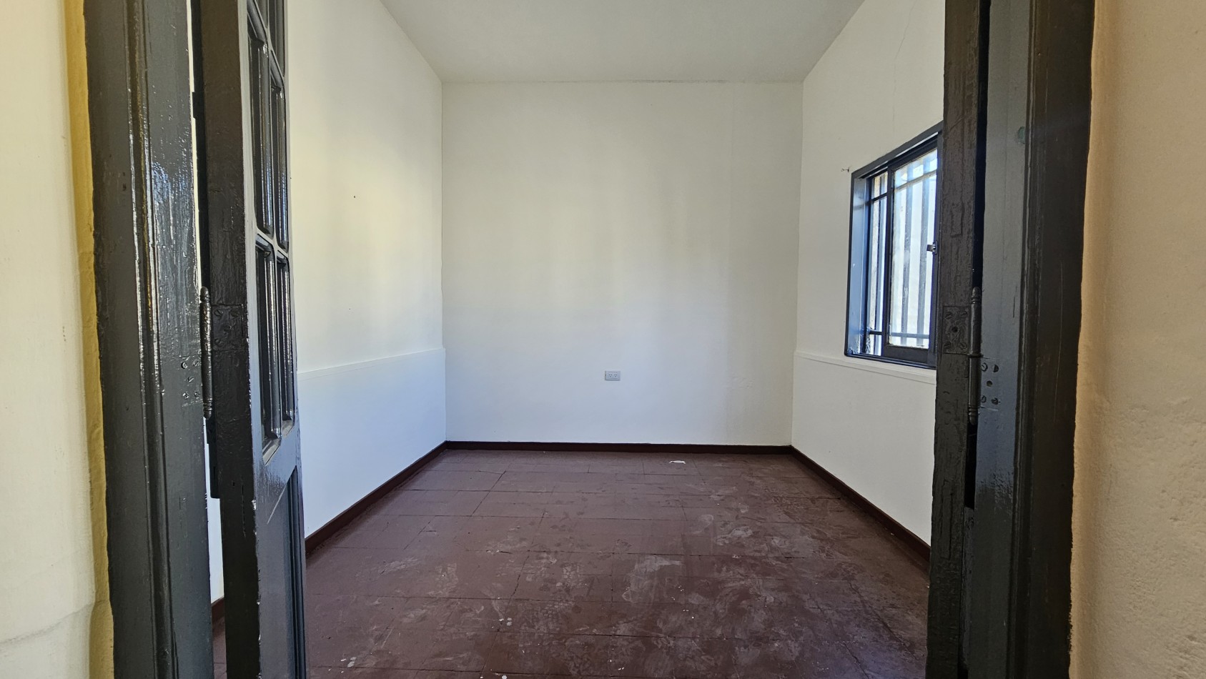 ¡OPORTUNIDAD VERSATIL EN BARRIO REVOL! Casa / Apto Uso Comercial/ Residencial