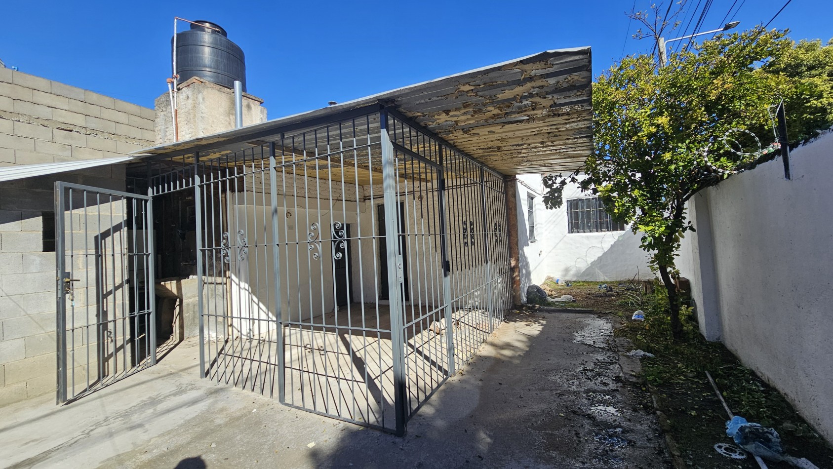 ¡OPORTUNIDAD VERSATIL EN BARRIO REVOL! Casa / Apto Uso Comercial/ Residencial