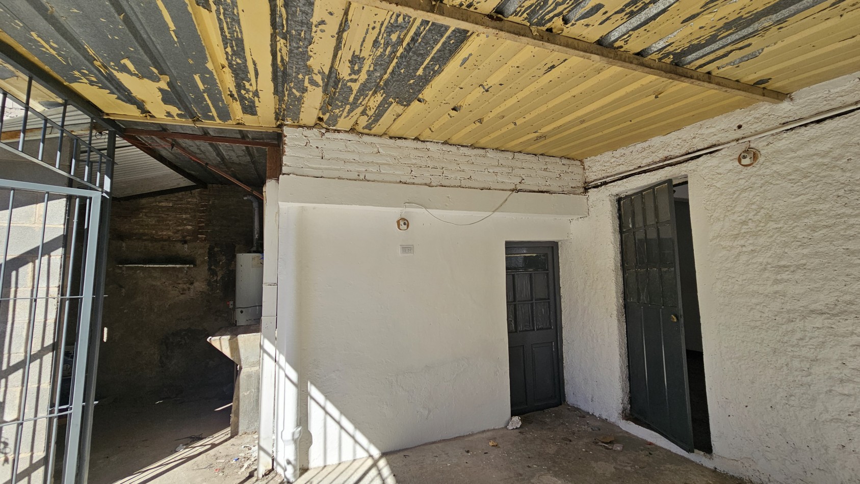 ¡OPORTUNIDAD VERSATIL EN BARRIO REVOL! Casa / Apto Uso Comercial/ Residencial