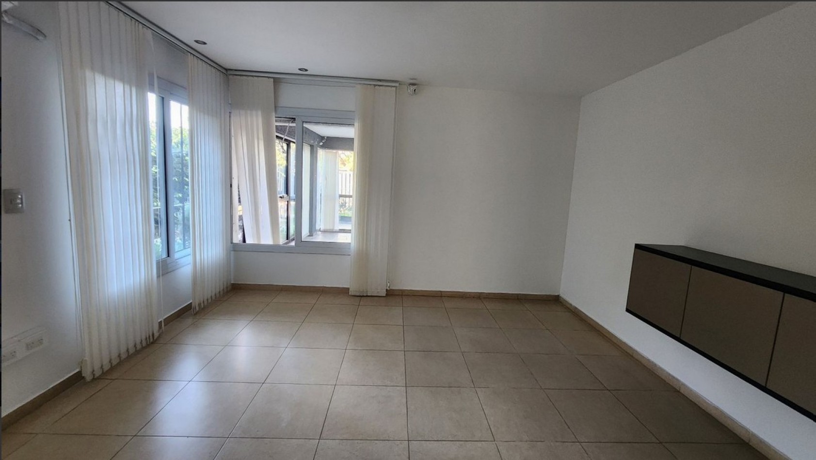 Local Comercial de Gran Escala en Alquiler - Av. Spilimbergo al 3500, Cordoba.