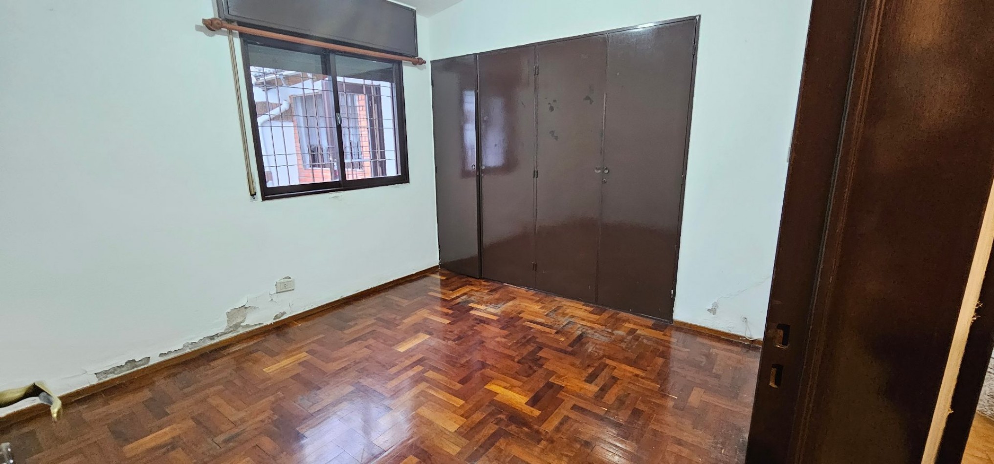 CASA EN VENTA - B° POETA LUGONES - IDEAL PARA MODERNIZAR