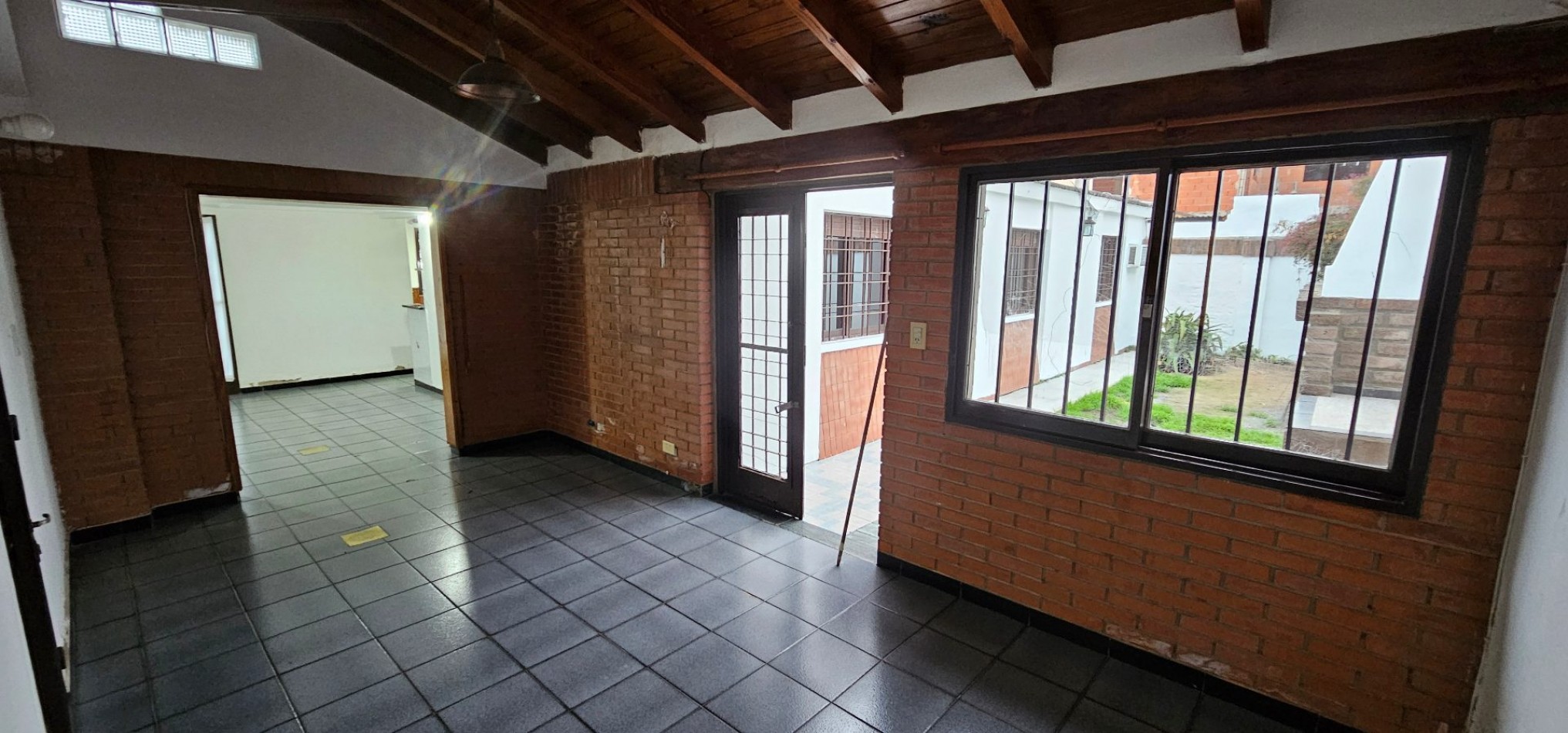 CASA EN VENTA - B° POETA LUGONES - IDEAL PARA MODERNIZAR