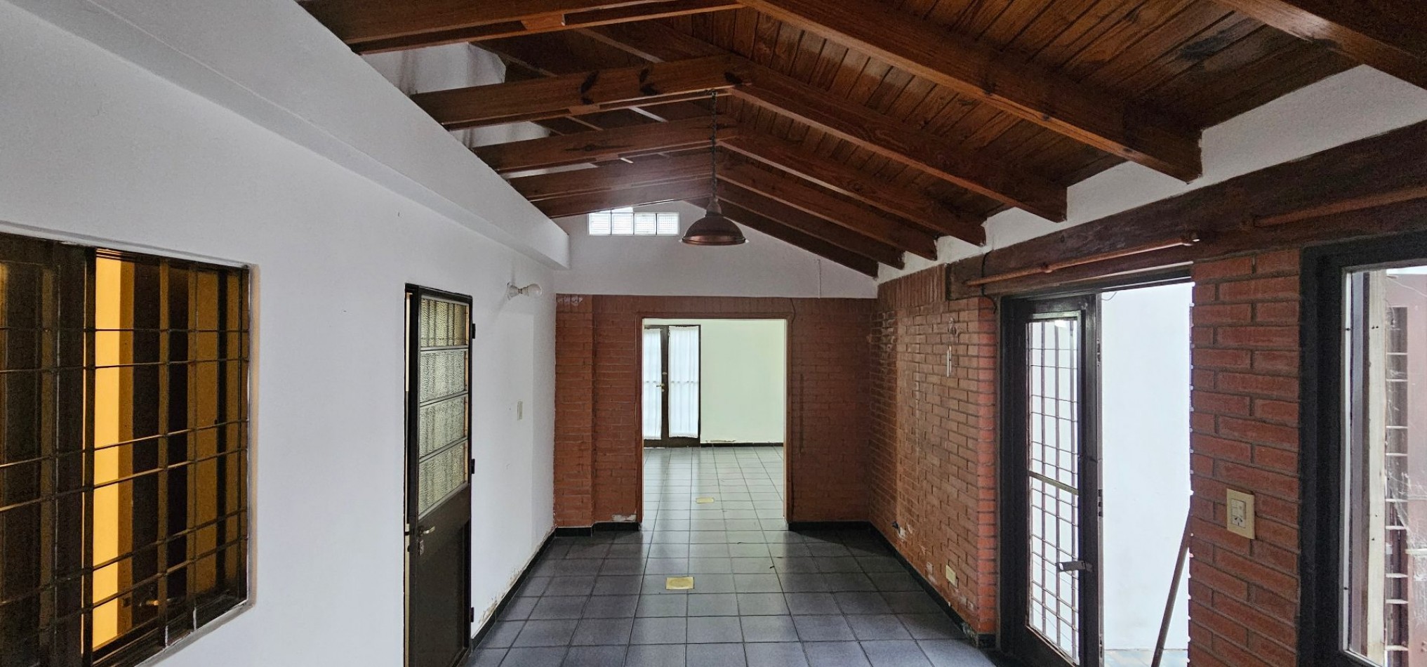 CASA EN VENTA - B° POETA LUGONES - IDEAL PARA MODERNIZAR