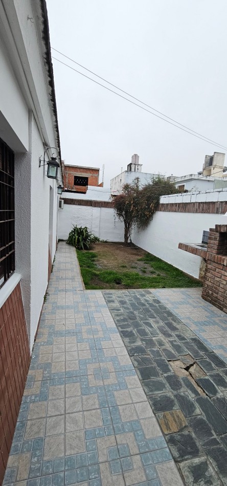 CASA EN VENTA - B° POETA LUGONES - IDEAL PARA MODERNIZAR
