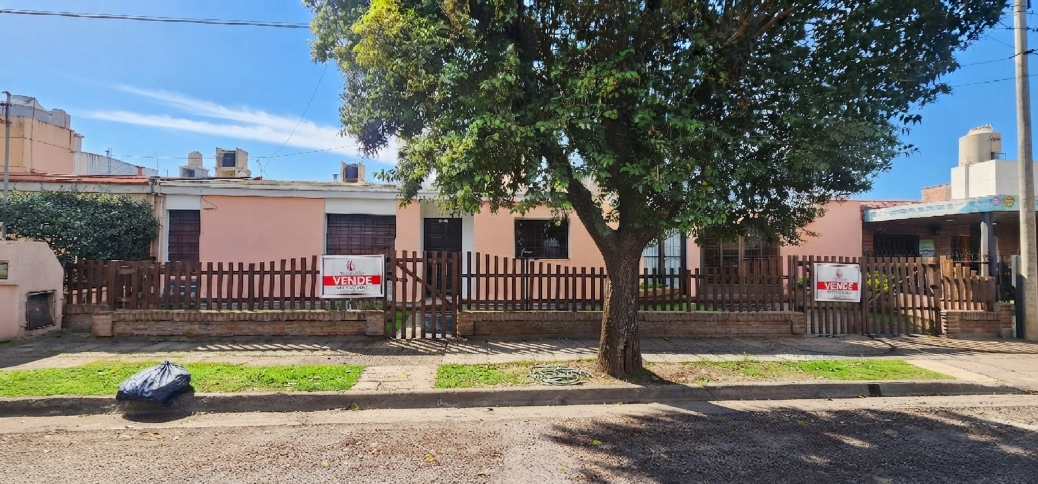 CASA EN VENTA - B° POETA LUGONES - IDEAL PARA MODERNIZAR