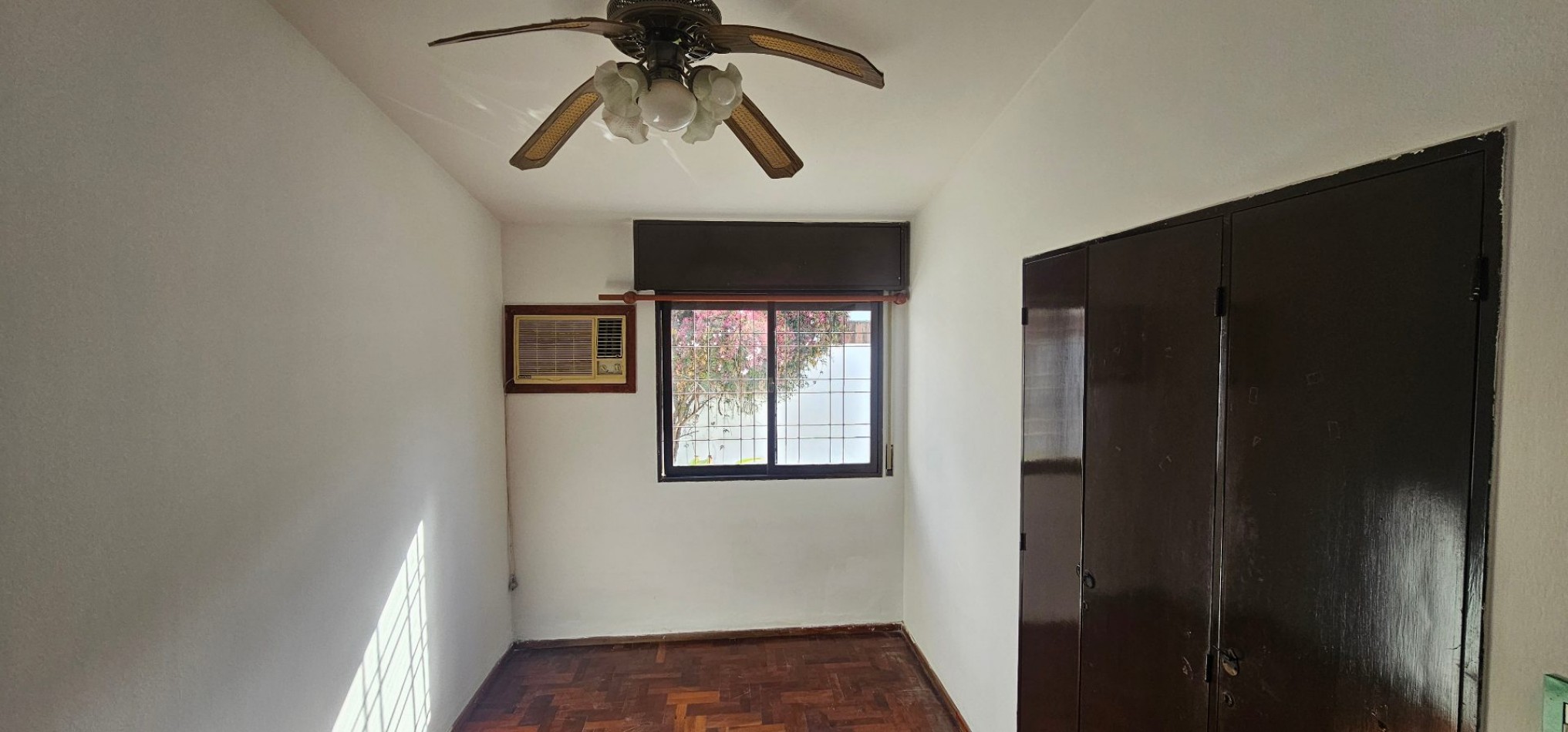 CASA EN VENTA - B° POETA LUGONES - IDEAL PARA MODERNIZAR
