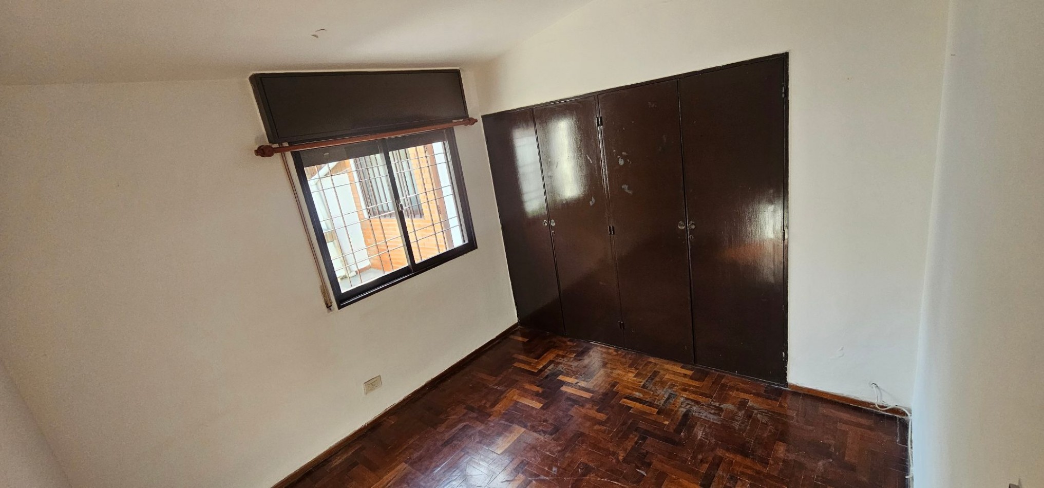 CASA EN VENTA - B° POETA LUGONES - IDEAL PARA MODERNIZAR