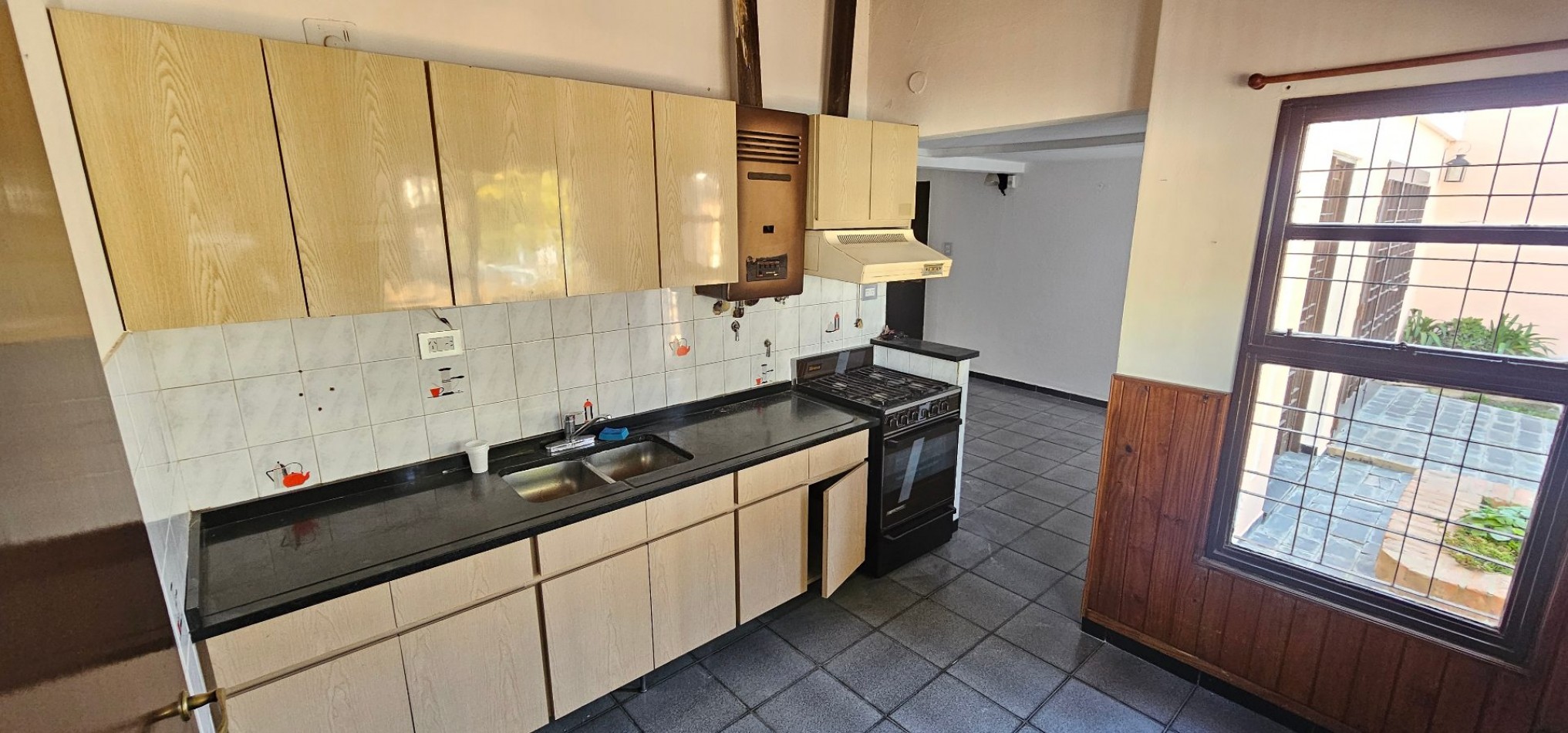 CASA EN VENTA - B° POETA LUGONES - IDEAL PARA MODERNIZAR