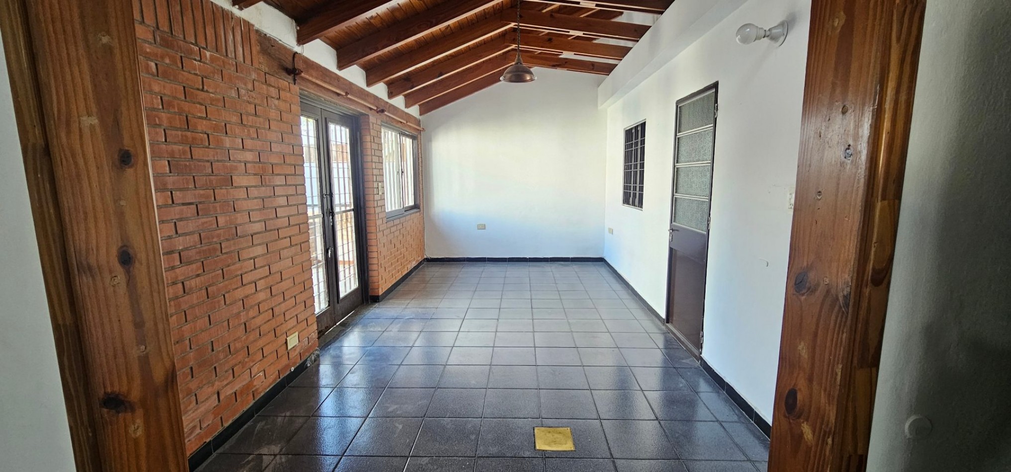 CASA EN VENTA - B° POETA LUGONES - IDEAL PARA MODERNIZAR