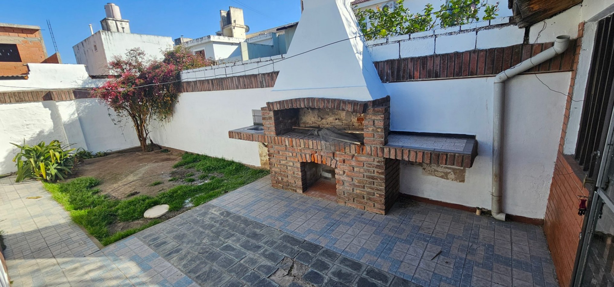 CASA EN VENTA - B° POETA LUGONES - IDEAL PARA MODERNIZAR