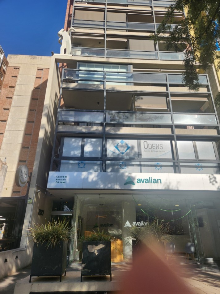 Departamento en alquiler - Bv. Chacabuco, frente al Palacio Ferreyra
