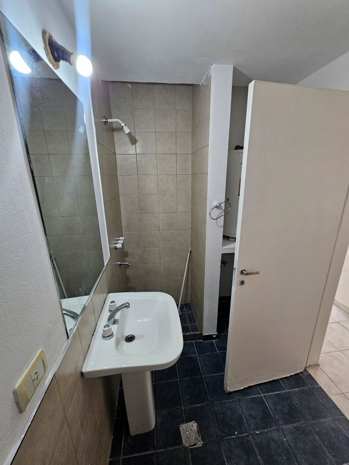 Guemes - Departamento en Planta Baja con Patio y Cochera 