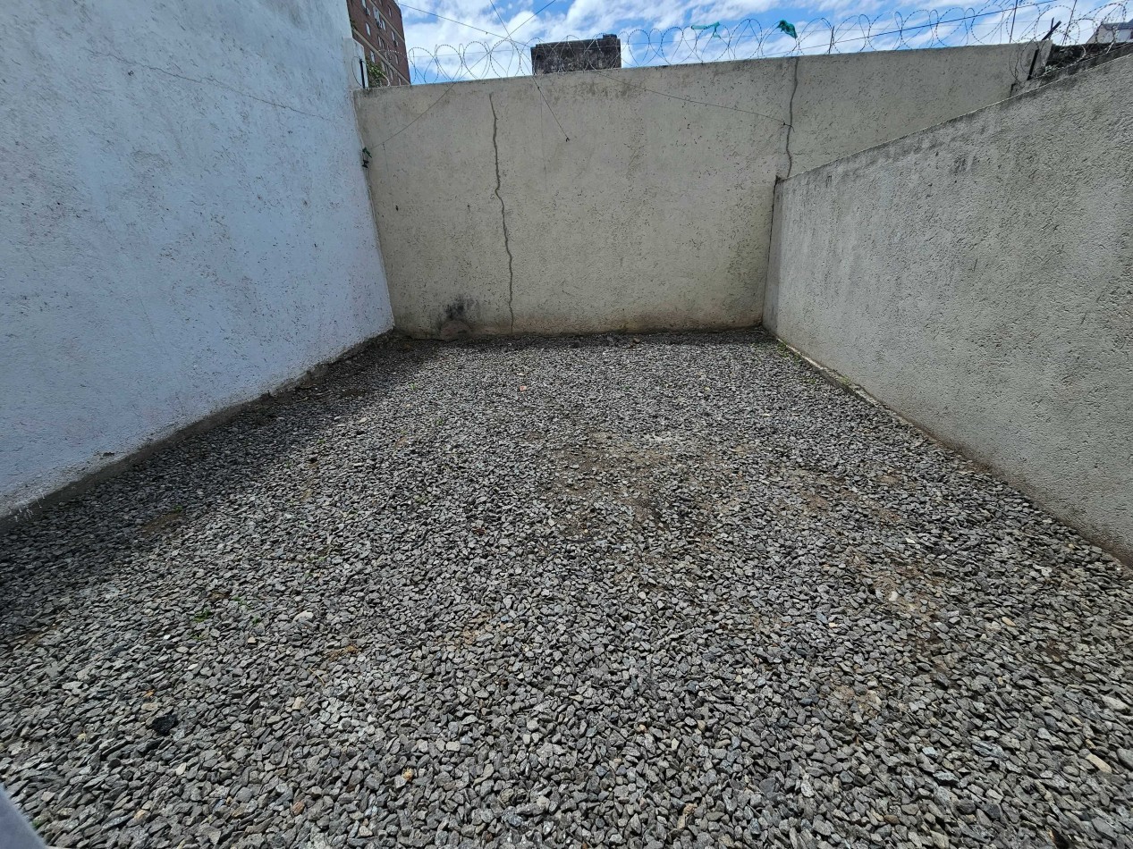 Guemes - Departamento en Planta Baja con Patio y Cochera 