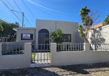 ¡OPORTUNIDAD VERSATIL EN BARRIO REVOL! Casa / Apto Uso Comercial/ Residencial